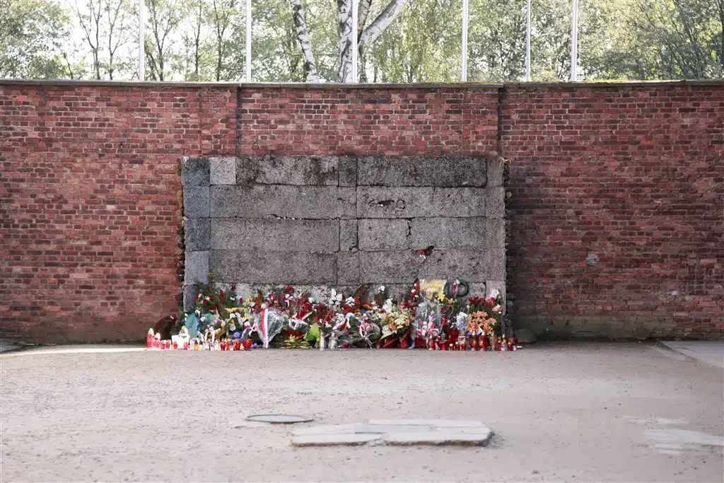 Gas chamber monument