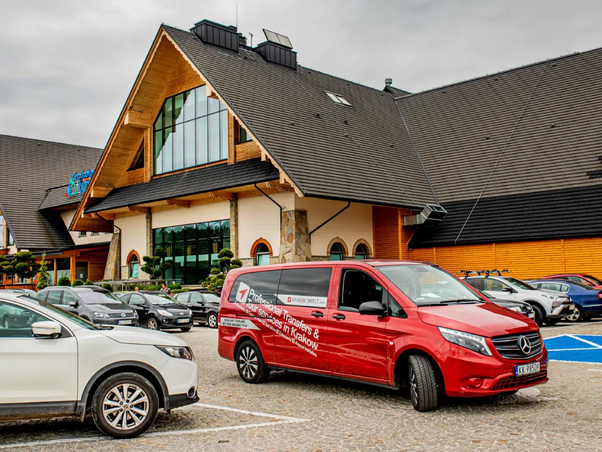 zakopane-thermal-baths-krakow-direct Premium Krakow Direct van in front of the Chocholow thermal baths