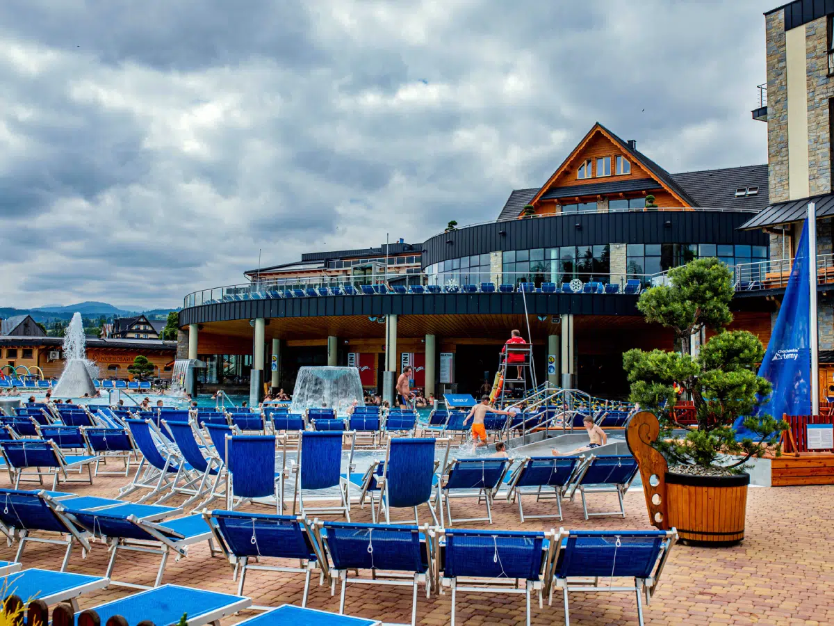 zakopane-thermal-baths-leisure-area Plenty of sunbeds to rest on while using outdoor thermal baths near Zakopane in Chocholowskie Termy