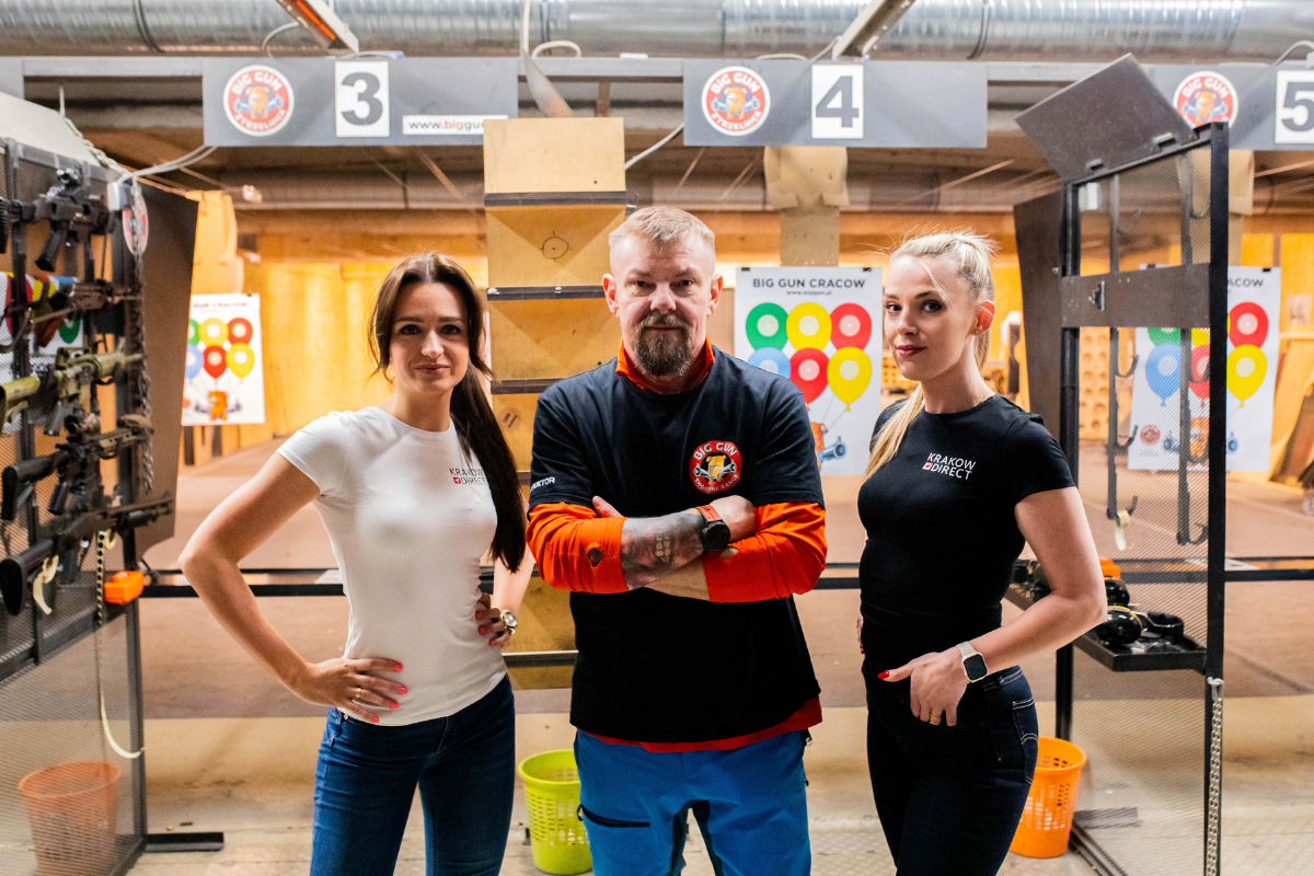 Krakow shooting range team posing for a group photo with the instructor and two female participants.