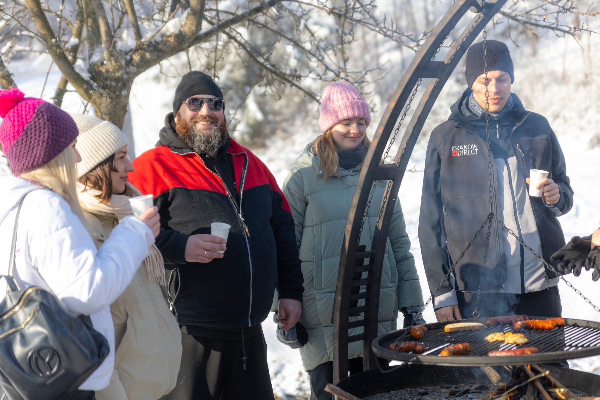 krakowdirect-winter-bbq-break KrakowDirect guide and group warming up by a winter grill with hot drinks