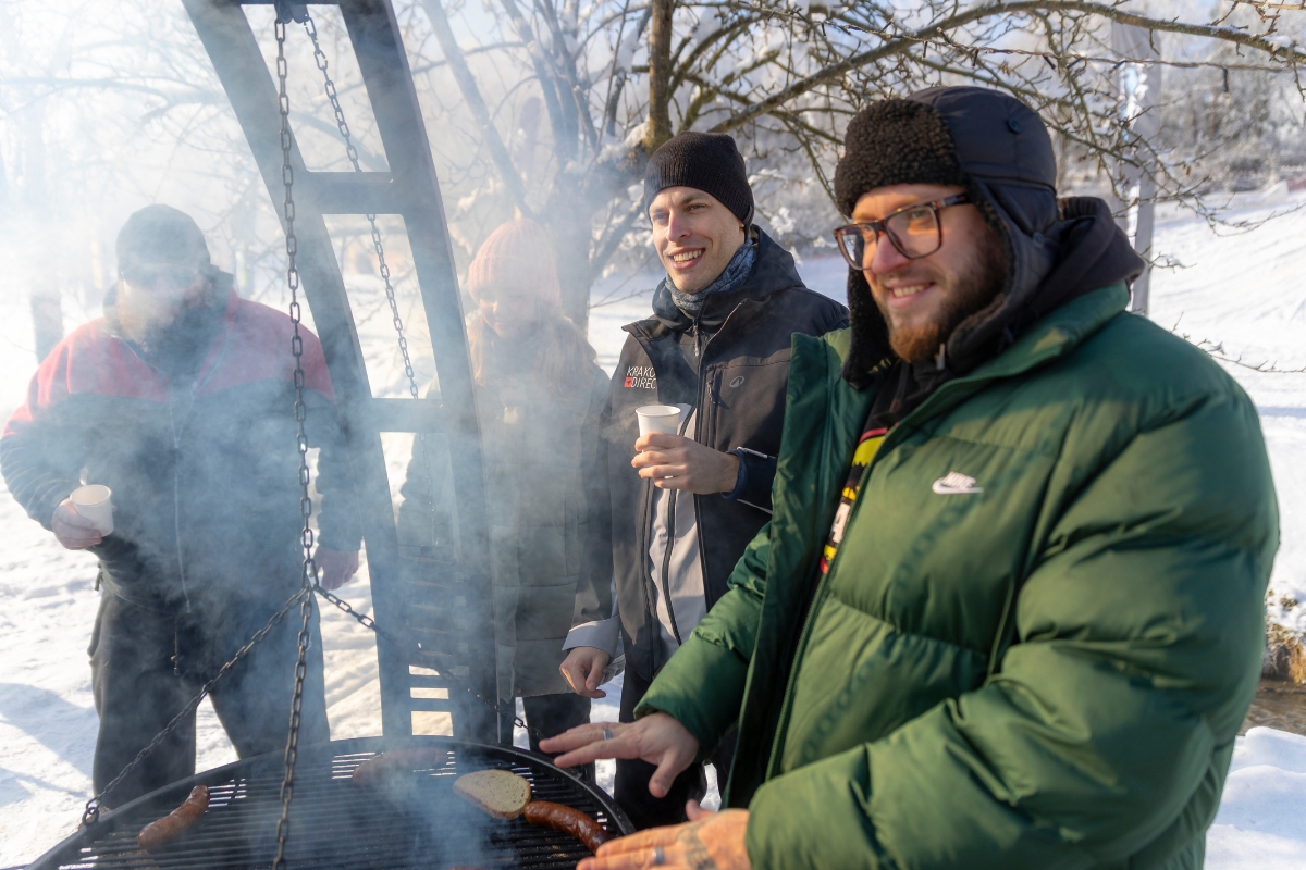 snowmobile-tour-grill-break Grill break with sausages and smoke during a snowmobile tour near Zakopane